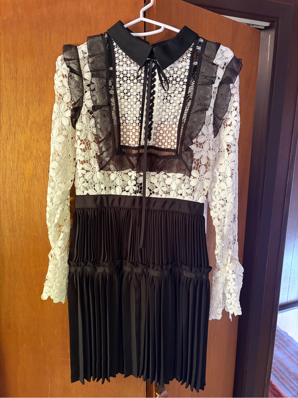 NWT Self-Portrait Black and White Adeline Lace Pleated Dress Size 2 US